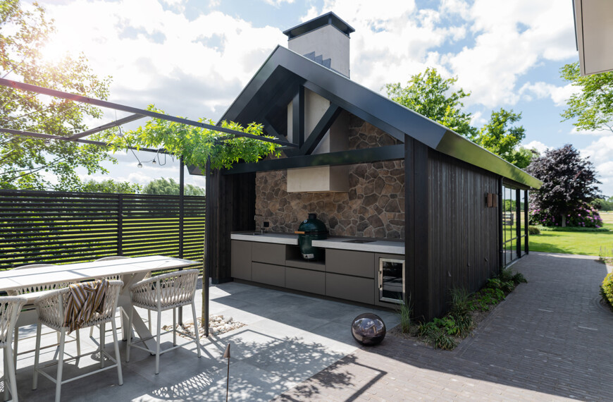 mediterrane stijl buitenkeuken met big green egg