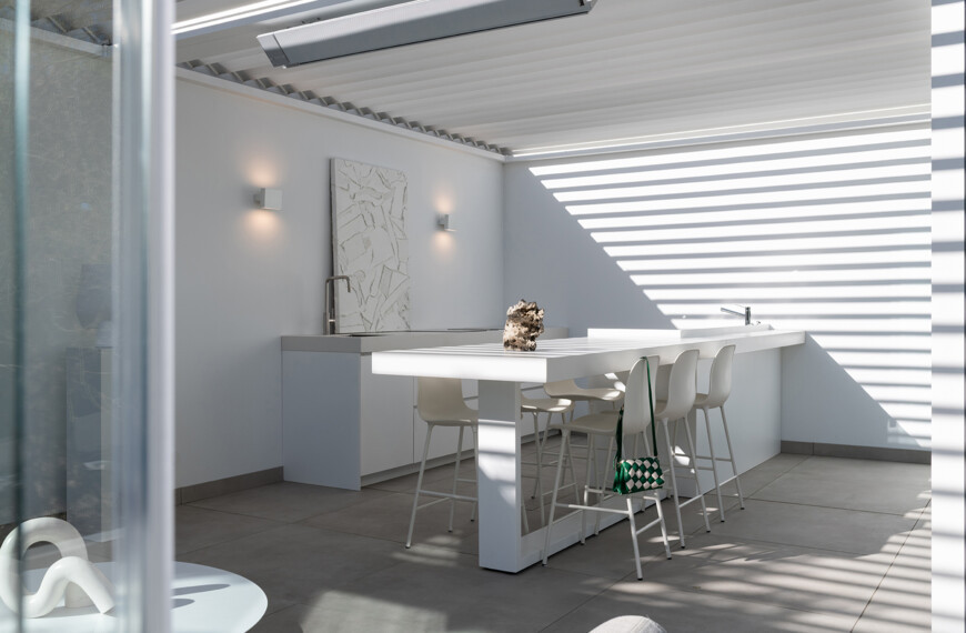 witte buitenkeuken met bar en cocktailbar