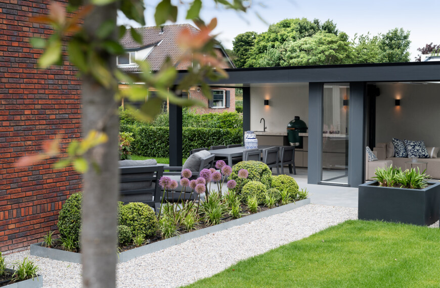 stijlvolle buitenkeuken onder overkapping met big green egg