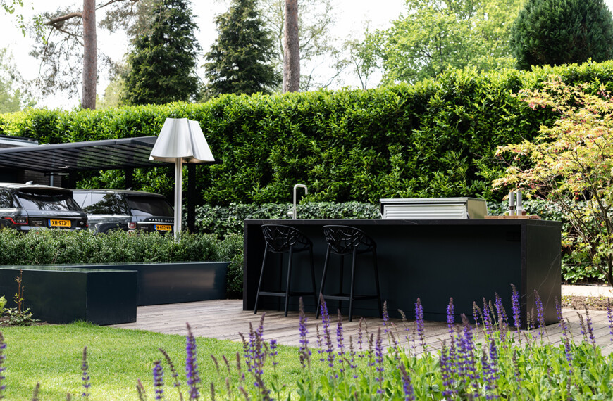 robuuste buitenkeuken in natuurlijke tuin