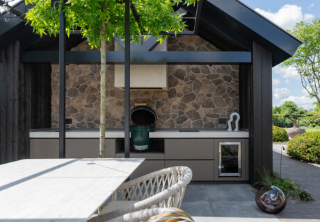 Complete Gooische buitenkeuken in exclusieve landschapstuin