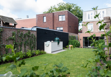 Buitenkeuken met gasbarbecue op dakterras in Utrecht